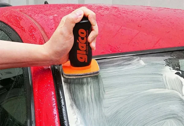 SOFT99 Glaco Glass Compound Roll 100ML – Oil Remover & Water- Repellent Solution for Crystal Clear Car Glass